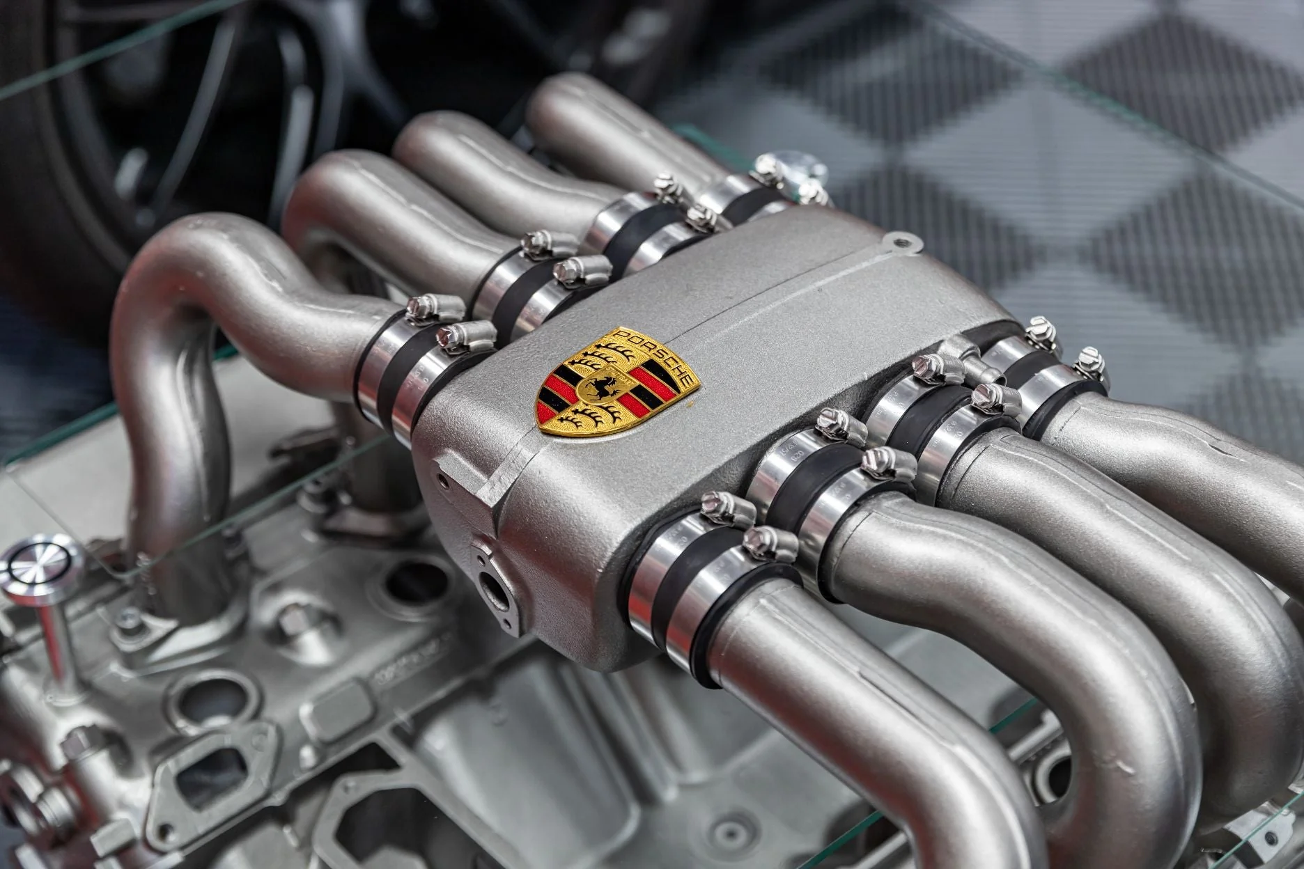 Porsche 928 Engine Coffee Table – Porsche Engine Art Furniture - Image 12